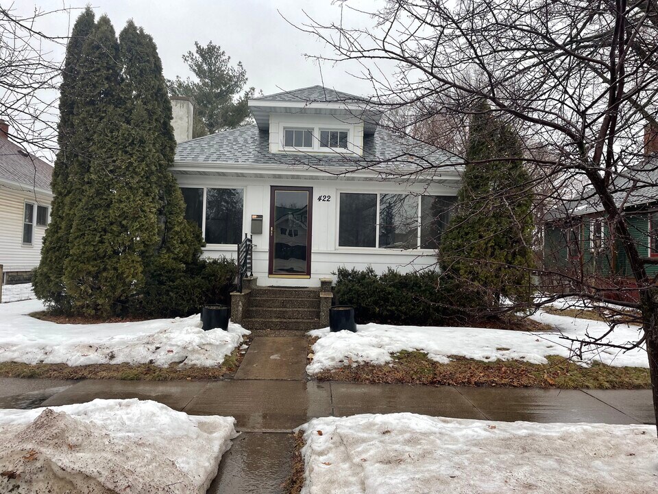 422 E Howard St in Winona, MN - Building Photo