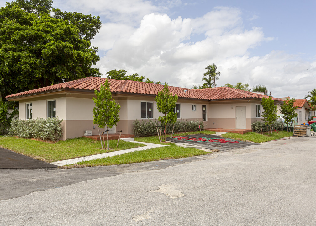 14750-14885 NE 7th Ave in North Miami, FL - Foto de edificio