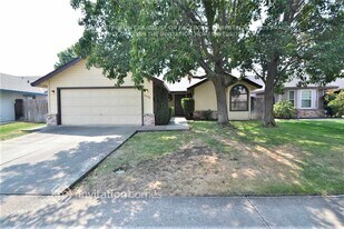 5032 Laguna Park Dr in Elk Grove, CA - Building Photo