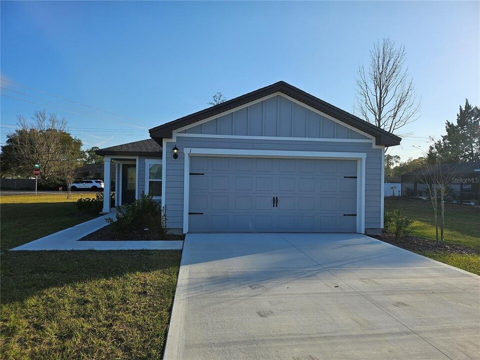 1 Raemoor Dr in Palm Coast, FL - Building Photo