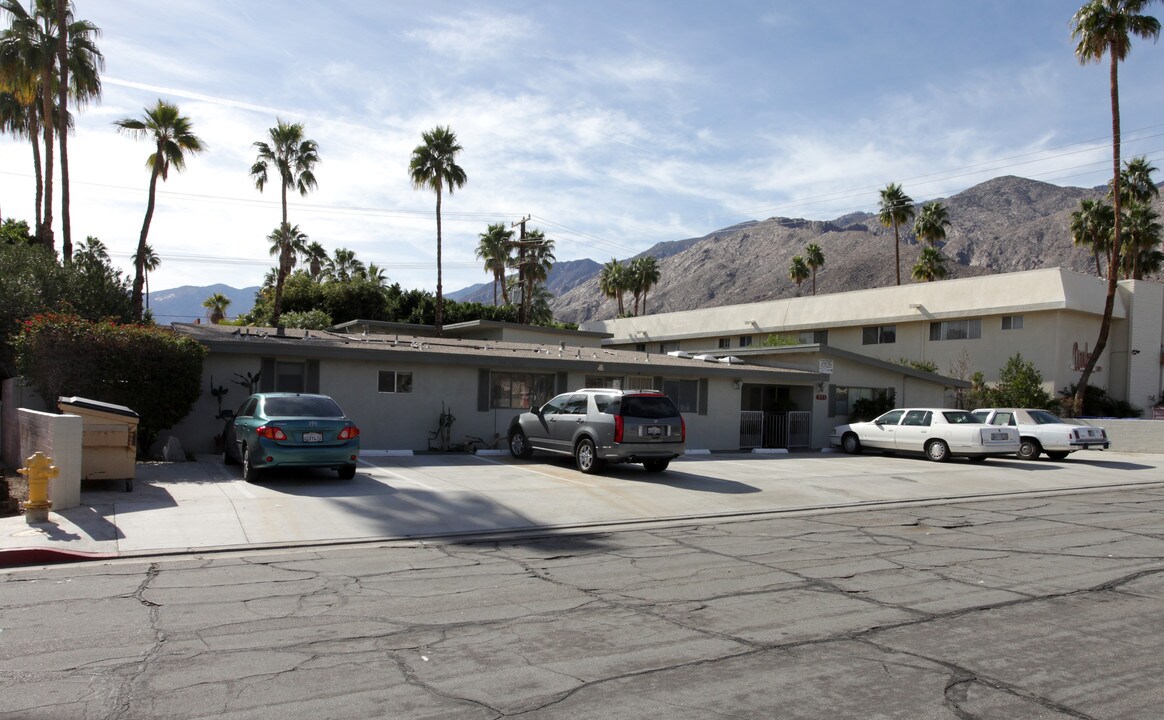 Desert Riverside Apartments in Palm Springs, CA - Foto de edificio