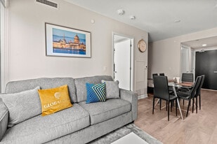 542A Yonge St in Toronto, ON - Building Photo