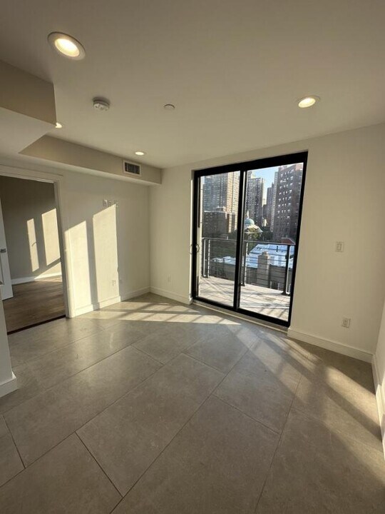 168 E 100th St in New York, NY - Building Photo