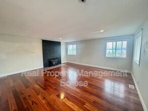 10123 Cornell Ave S in Seattle, WA - Foto de edificio - Building Photo