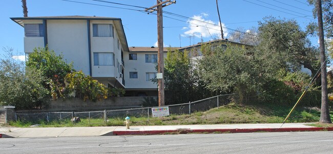 1656-1690 Huntington Dr in South Pasadena, CA - Foto de edificio - Building Photo