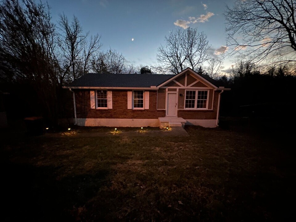 724 Kingsbury Rd in Clarksville, TN - Building Photo