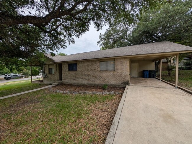 44 Royal Crest in New Braunfels, TX - Building Photo - Building Photo