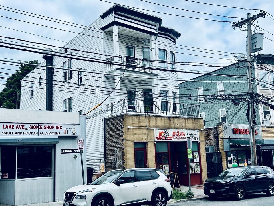 137 Lake Ave in Yonkers, NY - Building Photo