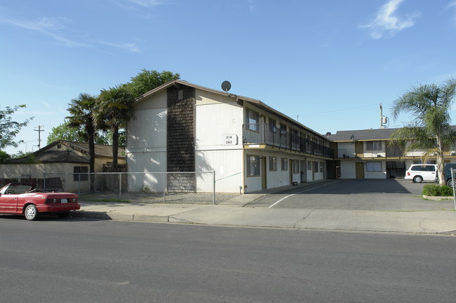 214-242 12th St in Merced, CA - Foto de edificio - Building Photo