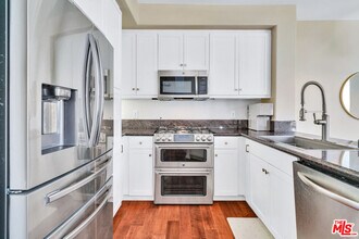 13044 Pacific Promenade in Los Angeles, CA - Building Photo - Building Photo
