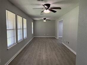 103 Spring St in West, TX - Foto de edificio - Building Photo