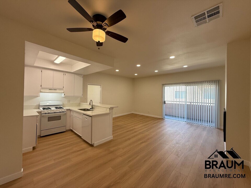 11459 Collins St in Los Angeles, CA - Building Photo