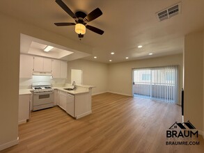 COLLINS in North Hollywood, CA - Building Photo - Building Photo