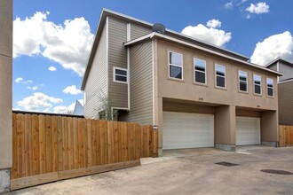 242 Lenox St in Houston, TX - Building Photo - Building Photo