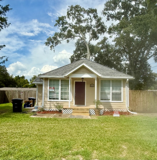 property at 914 W Snyder St