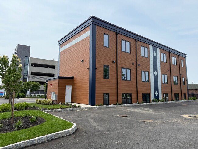 1991 Union Blvd in Bay Shore, NY - Foto de edificio - Building Photo