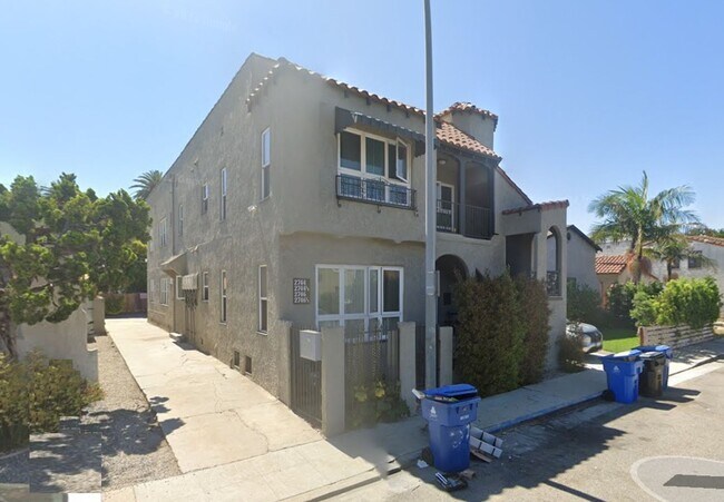 2744 S Redondo Blvd in Los Angeles, CA - Building Photo - Interior Photo