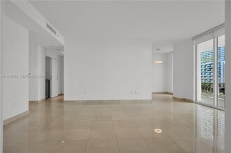 901 Brickell Key Blvd in Miami, FL - Building Photo - Building Photo