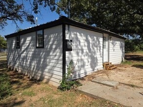 147 Walnut Rd in Nocona, TX - Foto de edificio - Building Photo