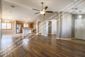 2033 N Thunderbird Ave in Casa Grande, AZ - Building Photo - Building Photo