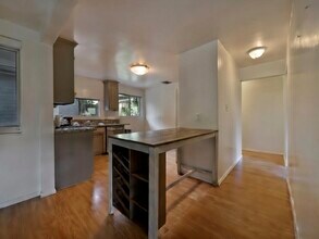 5033 Campo Rd in Woodland Hills, CA - Building Photo - Building Photo