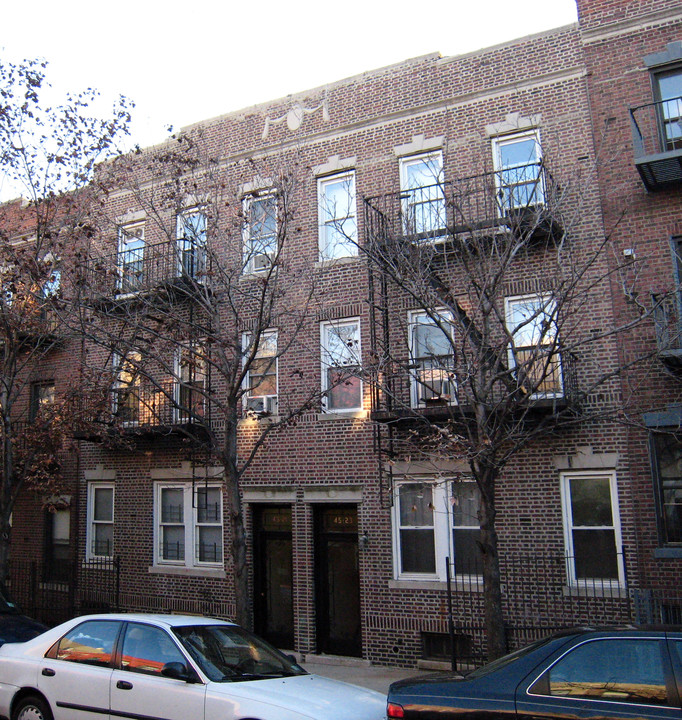 45-21-23 40th St in Long Island City, NY - Foto de edificio