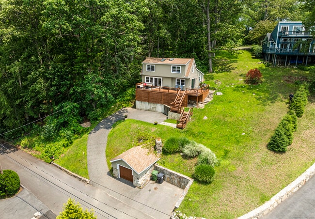 85 Lake Dr in New Milford, CT - Building Photo - Building Photo