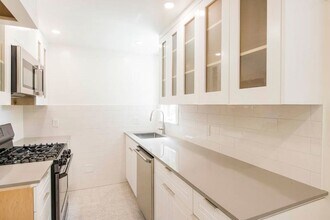 6449 Benvenue Ave in Oakland, CA - Building Photo - Building Photo
