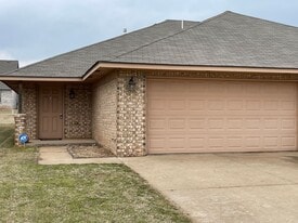 2724 Valley View Dr in Chickasha, OK - Building Photo