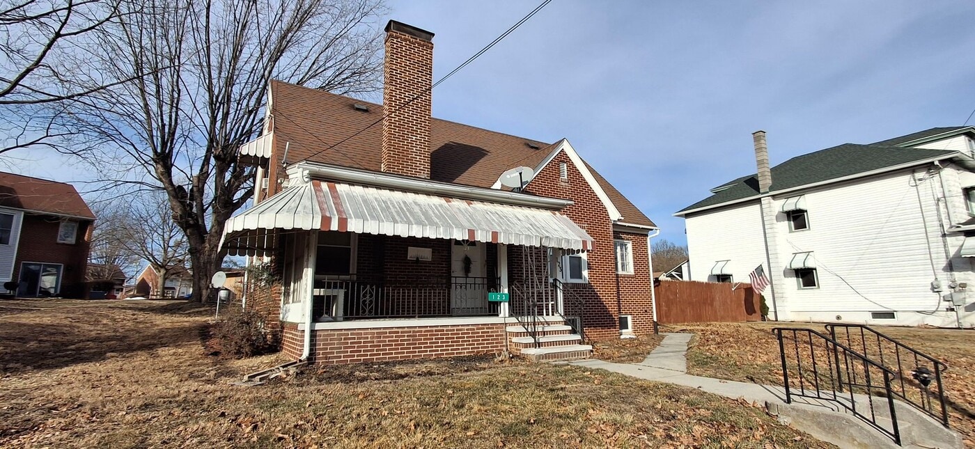 123 W Washington Ave in Myerstown, PA - Building Photo