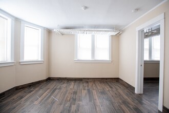 1704 E Locust St in Milwaukee, WI - Building Photo - Building Photo