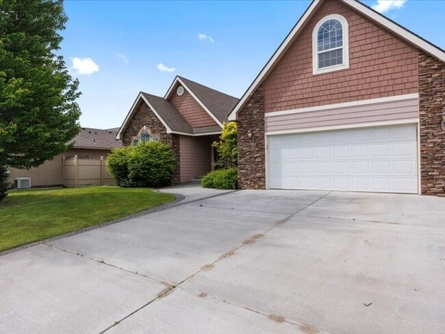 2607 Stonecreek Dr in Richland, WA - Building Photo - Building Photo