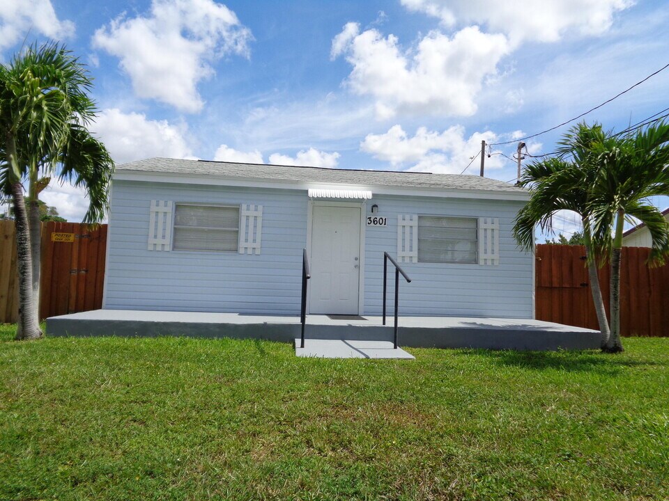 3601 Lakewood Rd in Lake Worth Beach, FL - Building Photo
