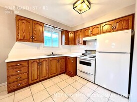 1048 Garth St in Hamilton, ON - Building Photo