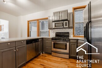 2110 N Oakley Ave, Unit 1 in Chicago, IL - Building Photo - Building Photo