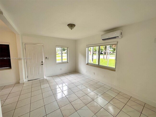 17175 NE 19th Ave-Unit -2 in North Miami Beach, FL - Building Photo - Building Photo