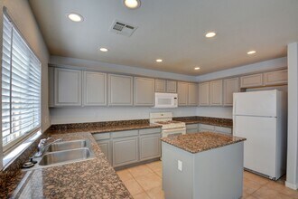 328 Mali Heights Ct in Henderson, NV - Building Photo - Building Photo
