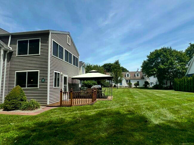 12 Elm Ave in Westbrook, CT - Foto de edificio - Building Photo