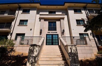 4661 Wilshire Blvd, Unit 102 in Los Angeles, CA - Building Photo - Building Photo