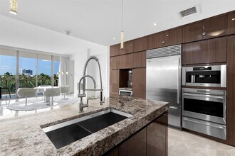 9701 Collins Ave in Miami Beach, FL - Foto de edificio - Building Photo