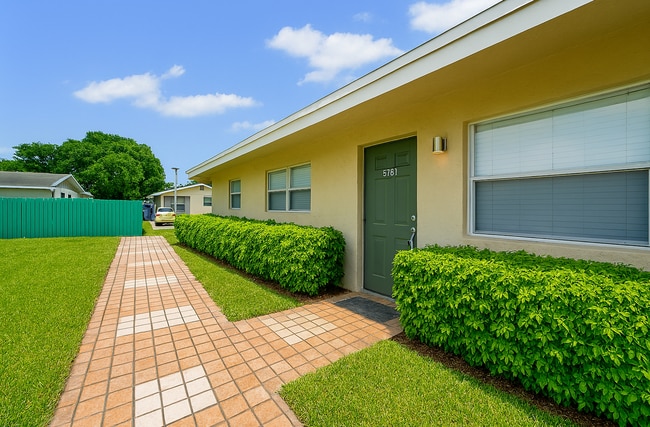 Waterford Villas - 6890- 6857 SW 5th St Margate, FL 33068 in Margate, FL - Building Photo - Building Photo