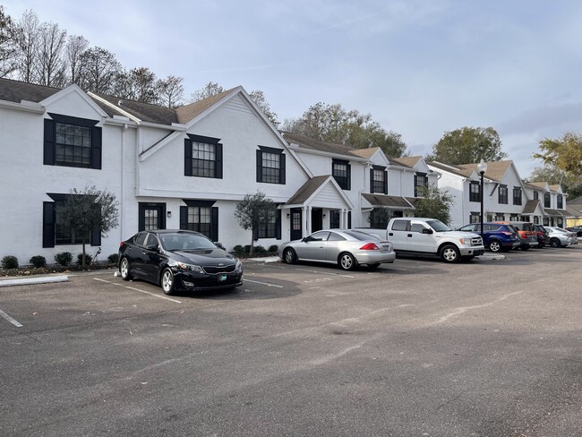 Saint Andrews Square Townhomes in Tampa, FL - Foto de edificio - Building Photo