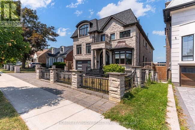 28 Moore Park Ave in Toronto, ON - Building Photo - Building Photo