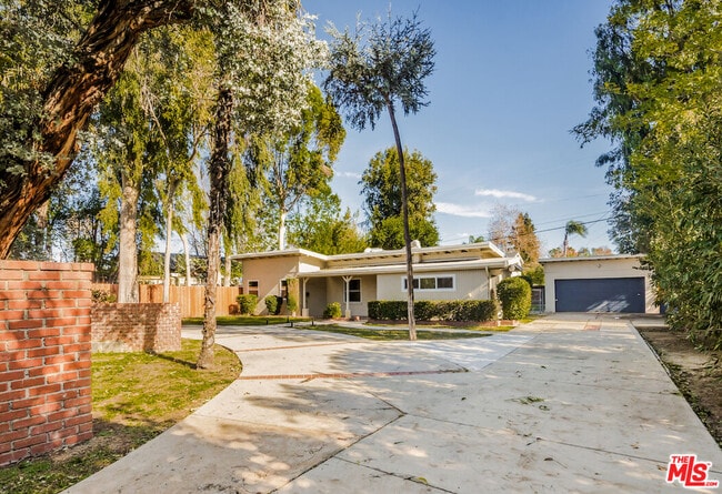 5754 Fallbrook Ave in Los Angeles, CA - Building Photo - Building Photo