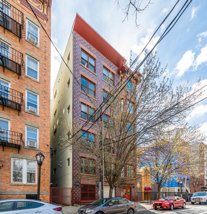 323 Jackson St in Hoboken, NJ - Foto de edificio