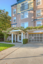 Sir Gallahad Apartment Homes in Bellevue, WA - Foto de edificio - Building Photo