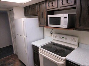 18447 University Park Dr in Livonia, MI - Building Photo - Building Photo