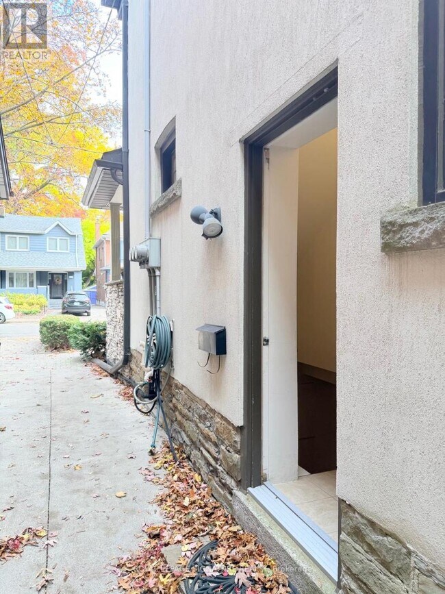 490 Windermere Ave in Toronto, ON - Building Photo - Building Photo