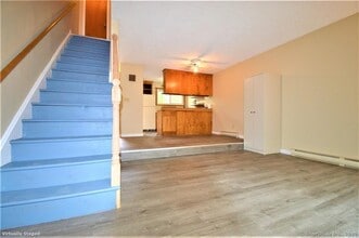 32 Anton Rd in Mansfield, CT - Foto de edificio - Building Photo