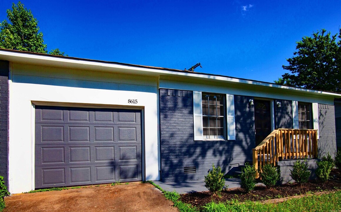 8615 Winston Dr in Little Rock, AR - Foto de edificio